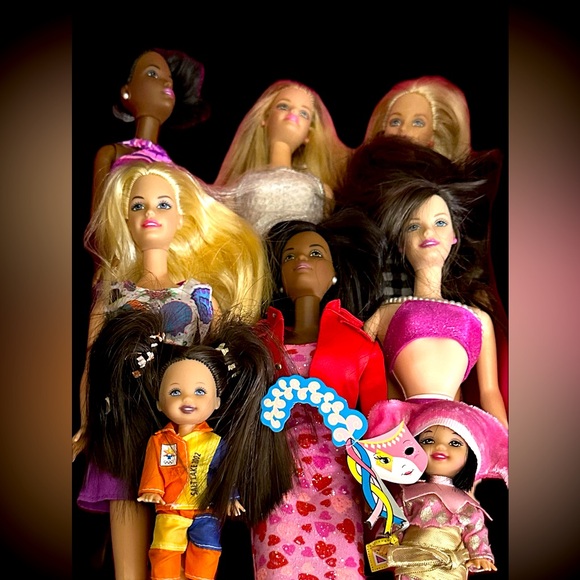 BARBIE DOLL TRUNK W/8 DOLLS & CLOTHING, SHOES & ACCESSORIES, GOOD CONDITIONS! - Picture 9 of 10